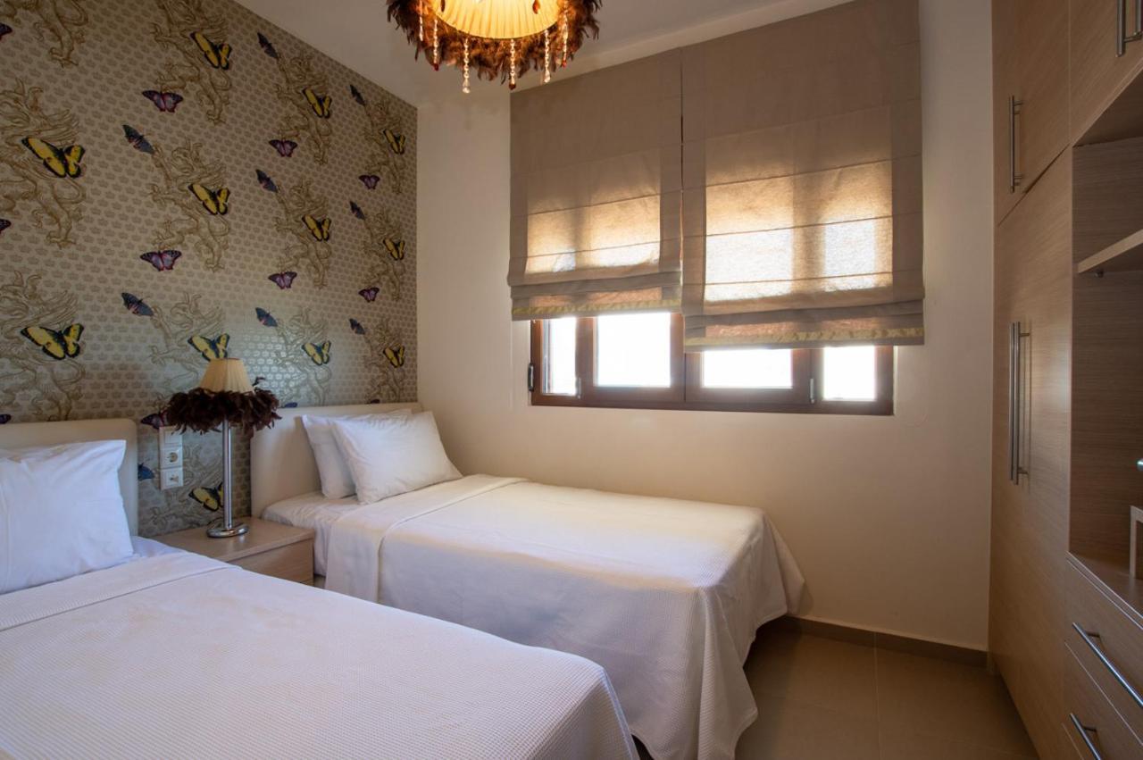 White Crystal Beachfront Apartment Goúrnes Eksteriør bilde