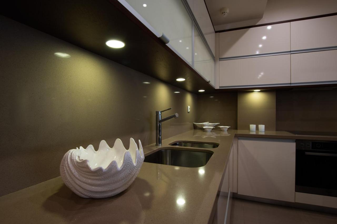 White Crystal Beachfront Apartment Goúrnes Eksteriør bilde