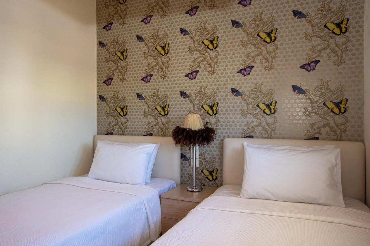 White Crystal Beachfront Apartment Goúrnes Eksteriør bilde