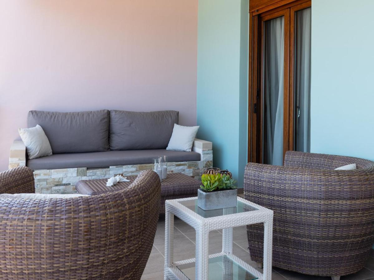 White Crystal Beachfront Apartment Goúrnes Eksteriør bilde