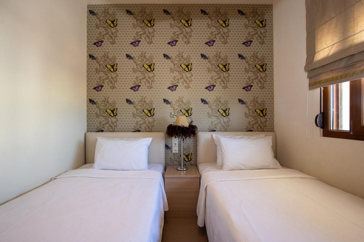White Crystal Beachfront Apartment Goúrnes Eksteriør bilde